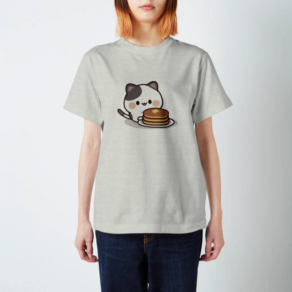 DECORの感情豊かなくろぶちにゃんこ　ホットケーキver. スタンダードTシャツ