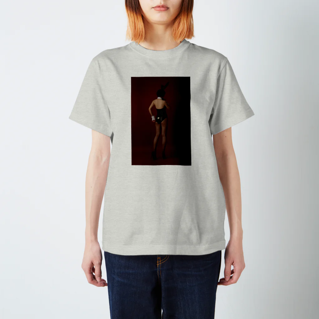 吉田のゆりの後ろ姿 Regular Fit T-Shirt