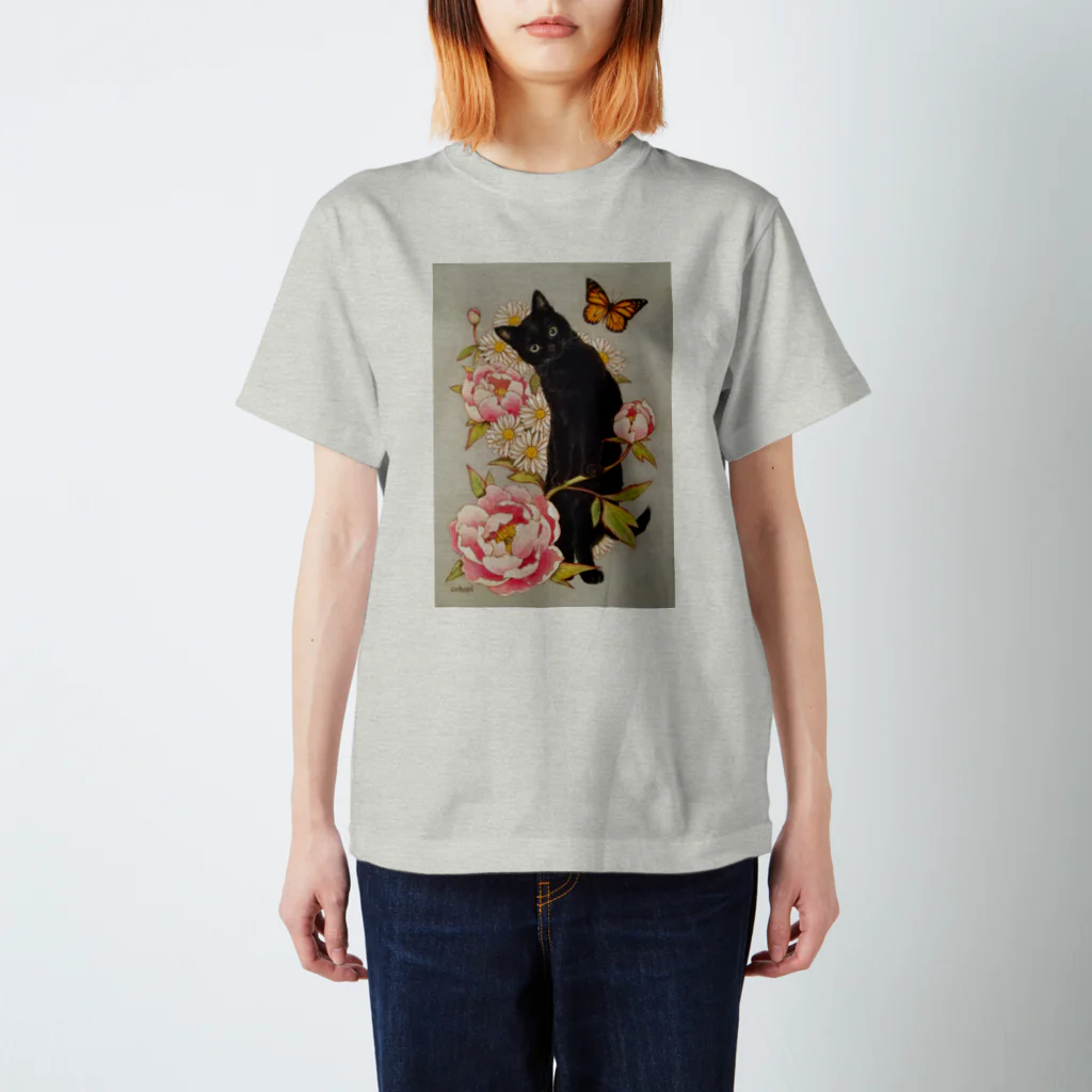 おちょぴのピンクの牡丹と黒猫 Regular Fit T-Shirt