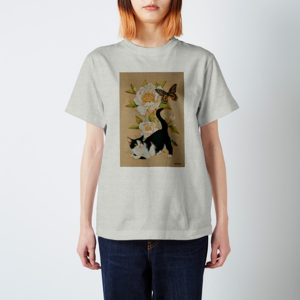 おちょぴの白い牡丹とハチワレ猫 Regular Fit T-Shirt