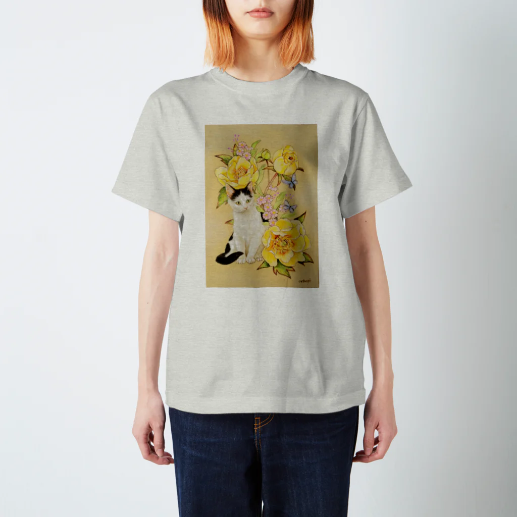 おちょぴの黄色い牡丹と富士額猫 スタンダードTシャツ