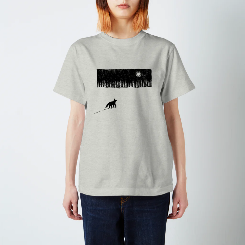 yawarakanezumiの雪原の犬 Regular Fit T-Shirt