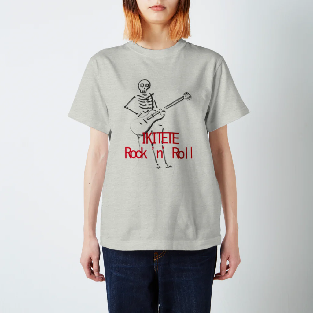 NIKORASU GOのユーモアロックデザイン「生きててロックンロール」 Regular Fit T-Shirt