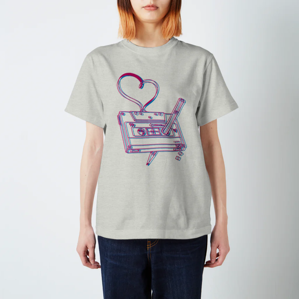 HBの鉛筆+のカセットテープ（3D風） Regular Fit T-Shirt