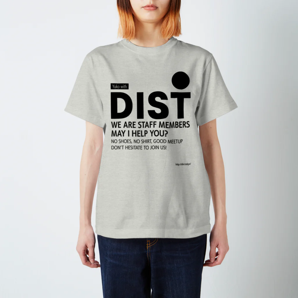 沖 良矢のDISTスタッフTシャツ（徳永 ver.） Regular Fit T-Shirt