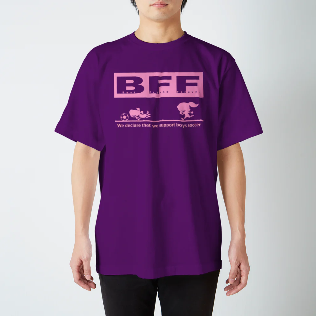 ジュニアサッカーサポーターの「ずっと友だち」ピンク Regular Fit T-Shirt