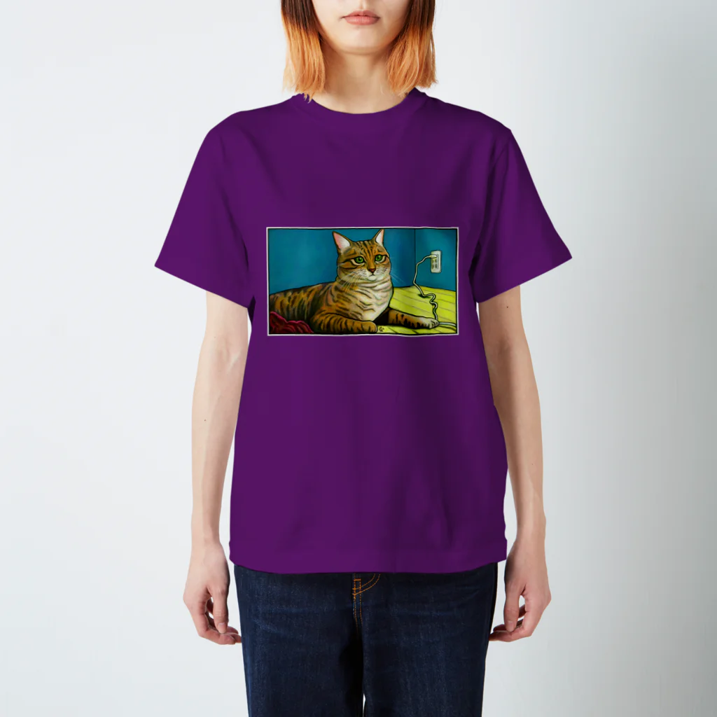 秘密基地のコードを触る猫 スタンダードTシャツ