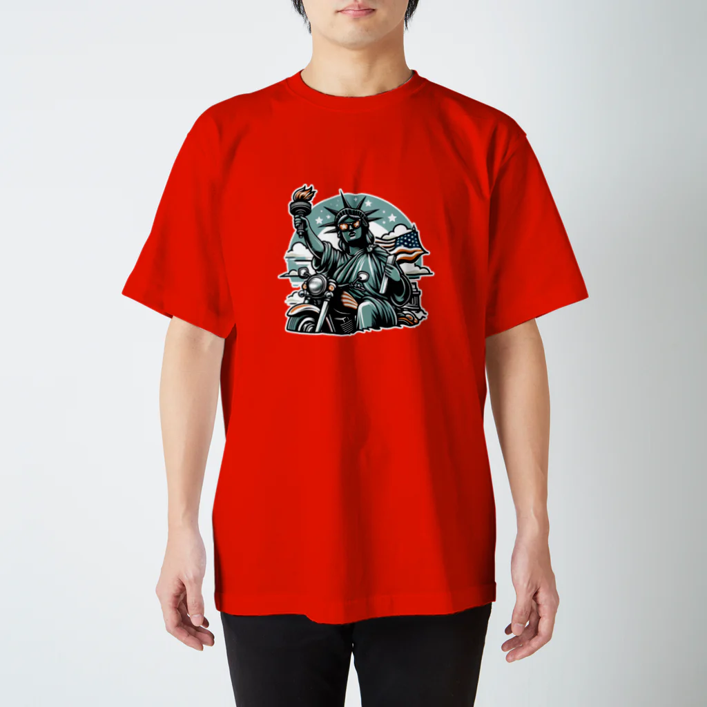 shime_savaのトーチを持ったおばちゃんライダー スタンダードTシャツ