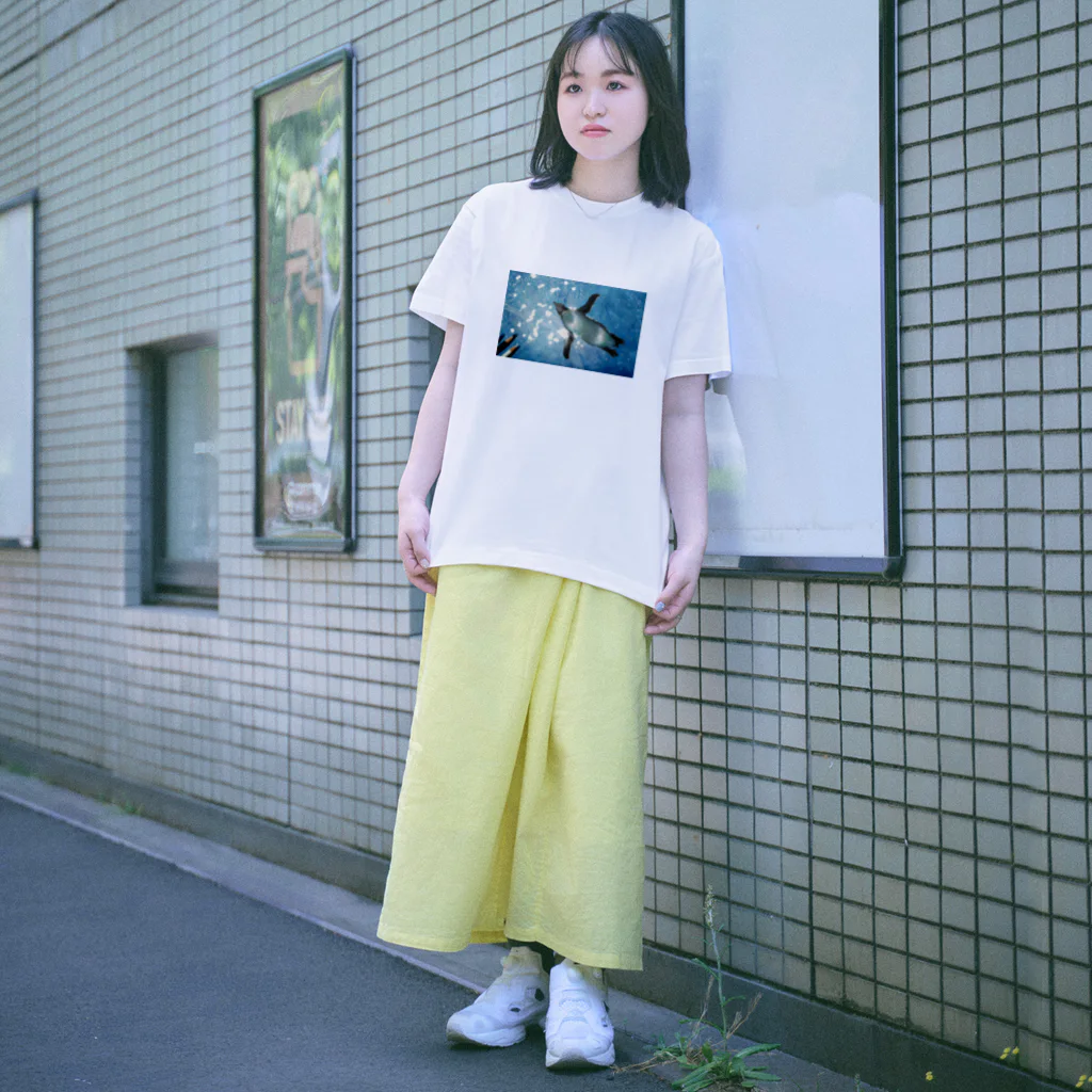 そんな感じのグッズの空飛ぶペンギン Regular Fit T-Shirt