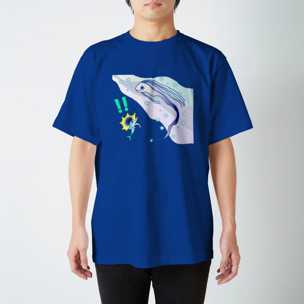 Ayano & Dolphinのリュウグウノツカイ&イルカ Regular Fit T-Shirt