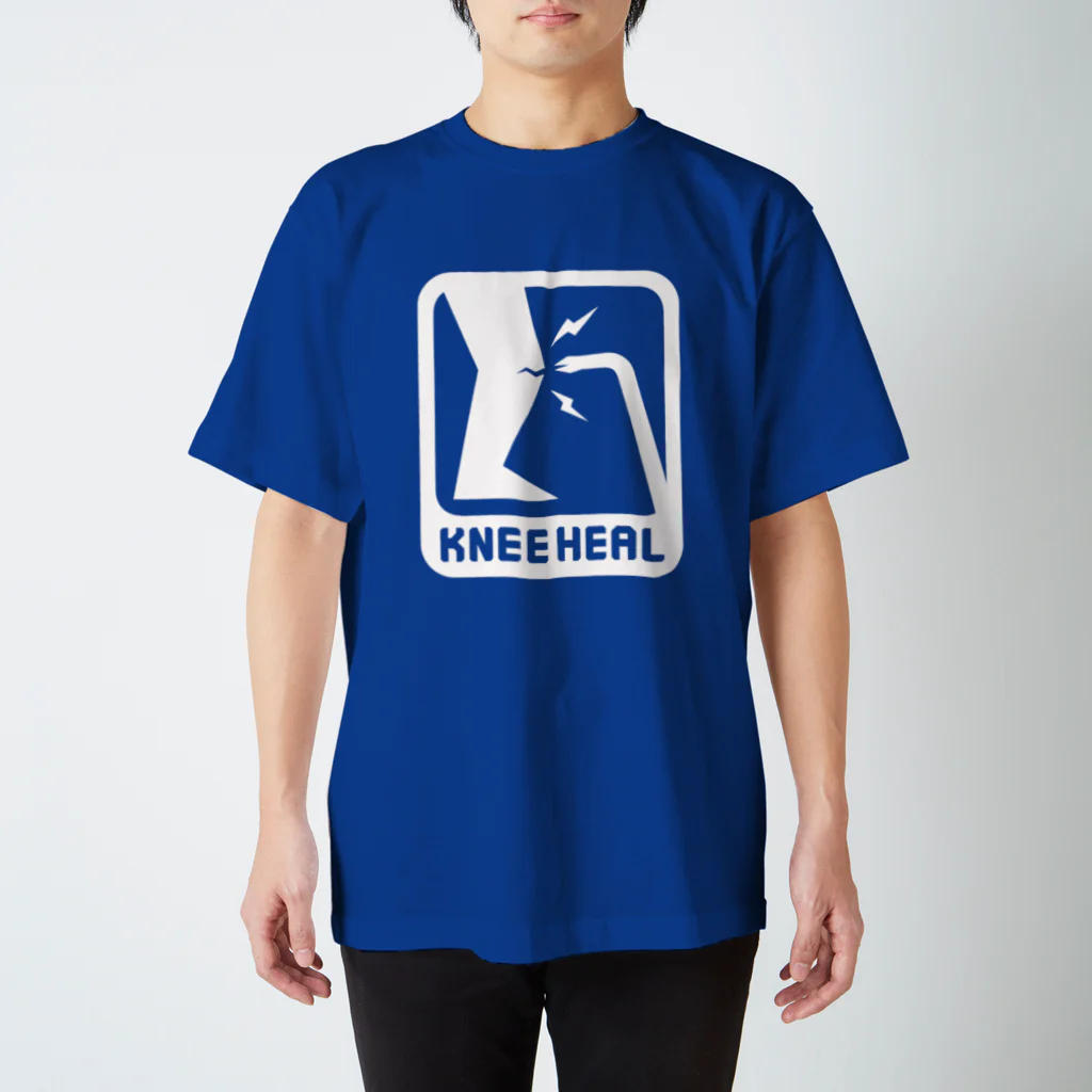 2BRO. 公式グッズストアの白「KNEE HEAL」濃色Tシャツ Regular Fit T-Shirt