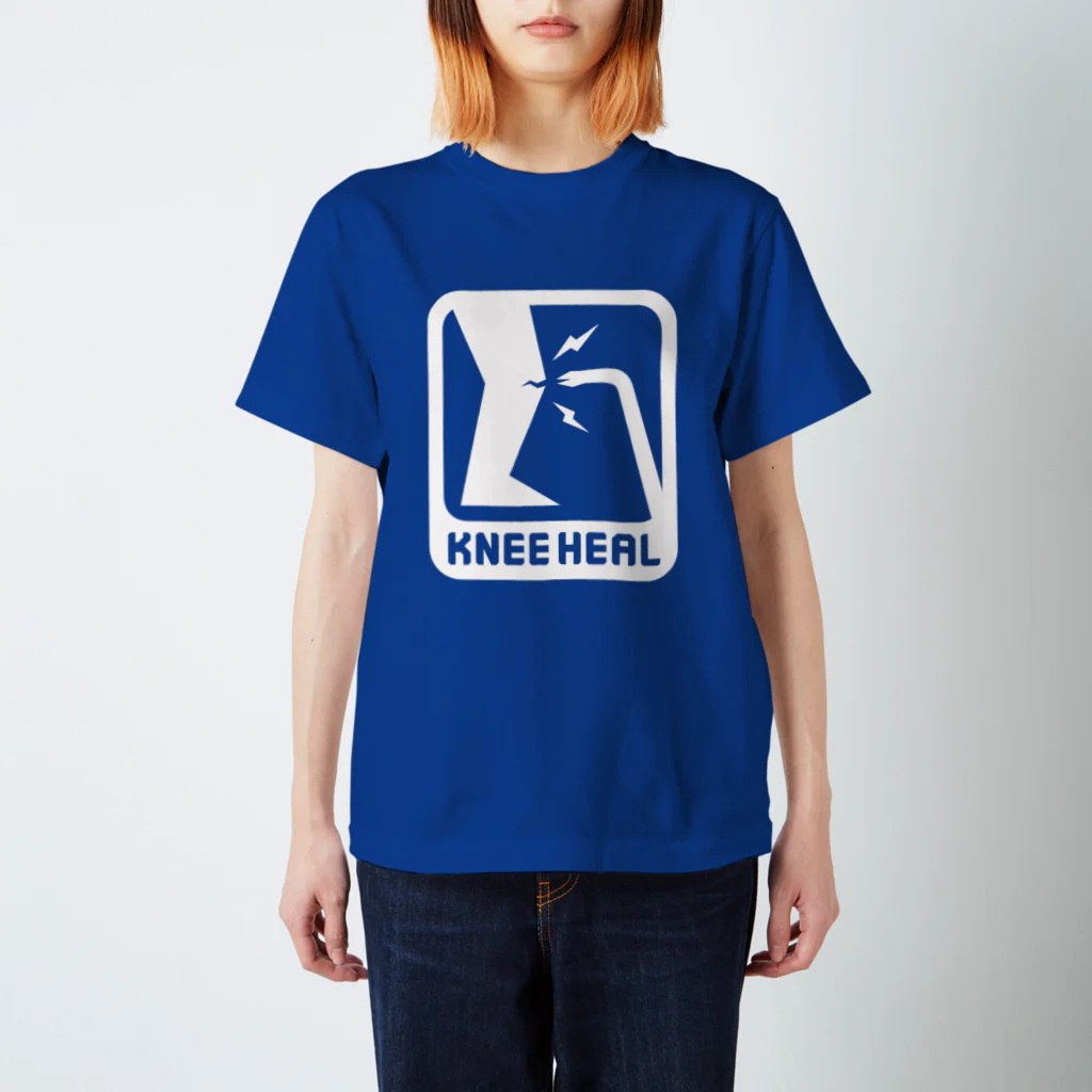 2BRO. 公式グッズストアの白「KNEE HEAL」濃色Tシャツ Regular Fit T-Shirt