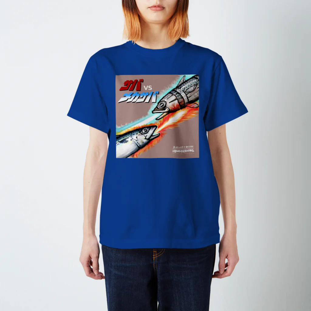 手描 DESIGN Labのサバvsメカサバ Regular Fit T-Shirt