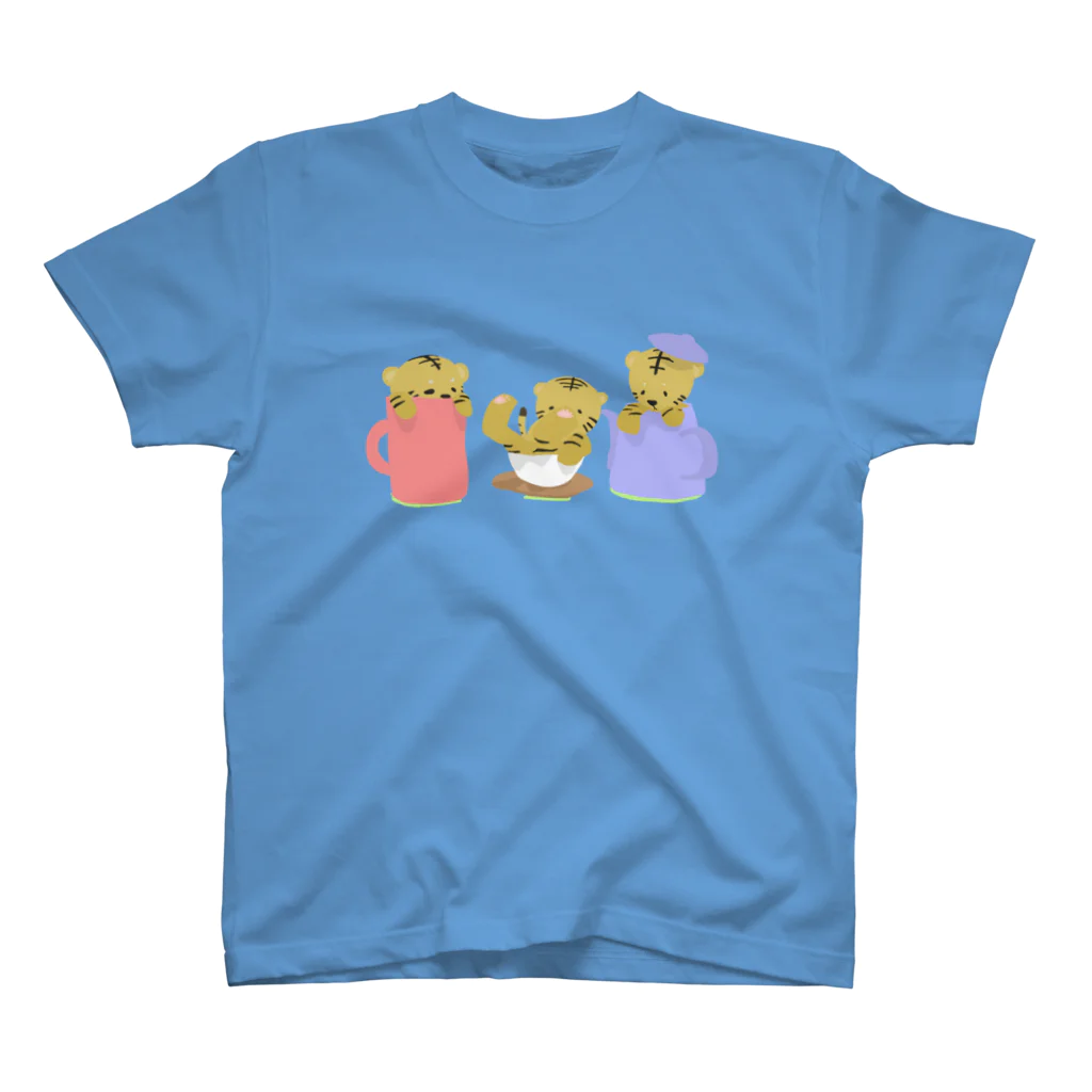 筆ぺん デザイン ショップのトラの三兄弟 Regular Fit T-Shirt