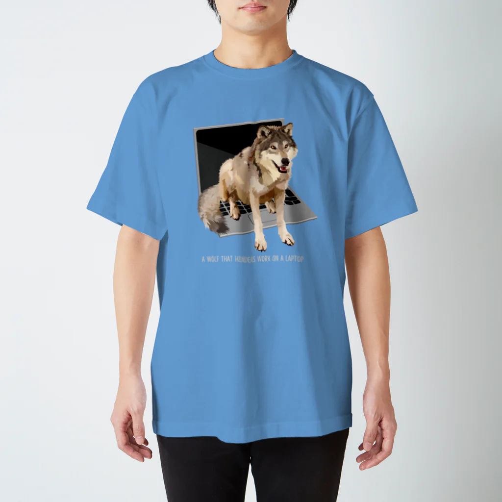 WOLVES art shopの作業を邪魔するオオカミ Regular Fit T-Shirt