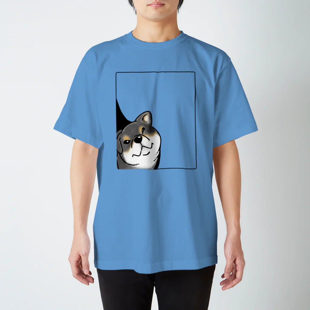 真希ナルセ（マキナル）ののぞく柴犬（枠あり・黒柴） スタンダードTシャツ