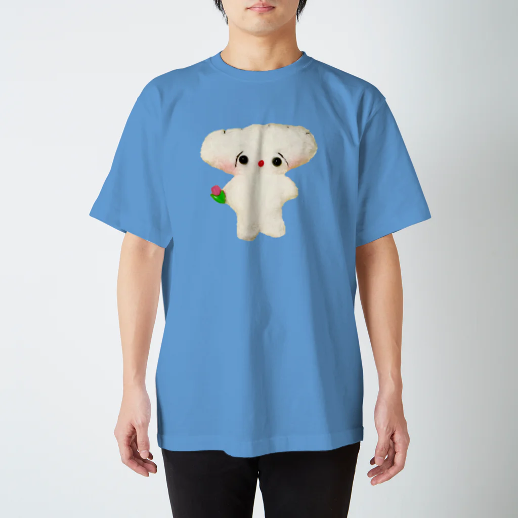 🌈キクチンのおみせやさん🌈のチューリップを持ったぎょーさわくん スタンダードTシャツ