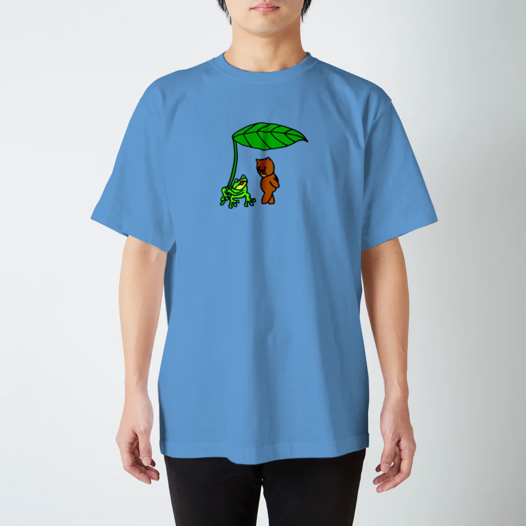 じゅんぺいチャンネル工房のカエルとクマと葉っぱの傘 Regular Fit T-Shirt
