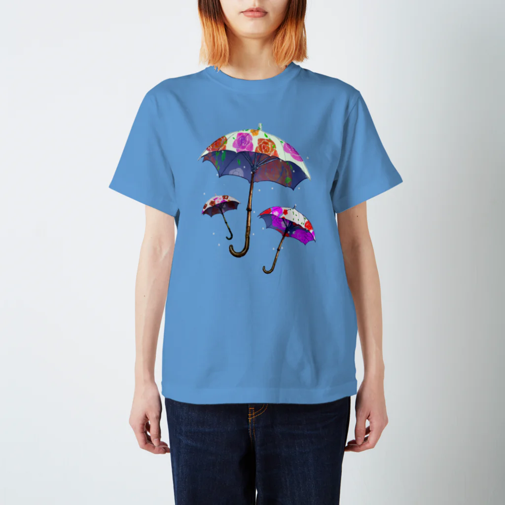 月夜のタツノオトシゴのwalking in the rain Regular Fit T-Shirt