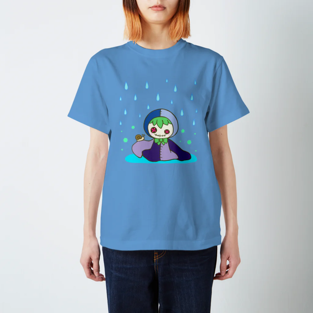 あおつるSUZURIショップの雨の日の小さな友達 スタンダードTシャツ