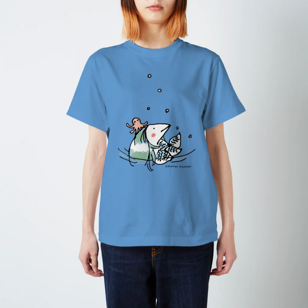 ほっかむねこ屋（アトリエほっかむ）の水遊びするアマビエ Regular Fit T-Shirt