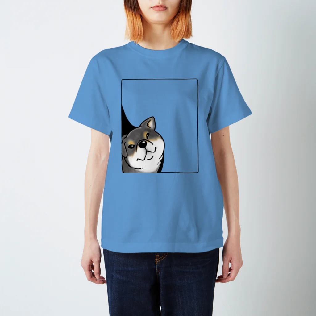 真希ナルセ（マキナル）ののぞく柴犬（枠あり・黒柴） スタンダードTシャツ