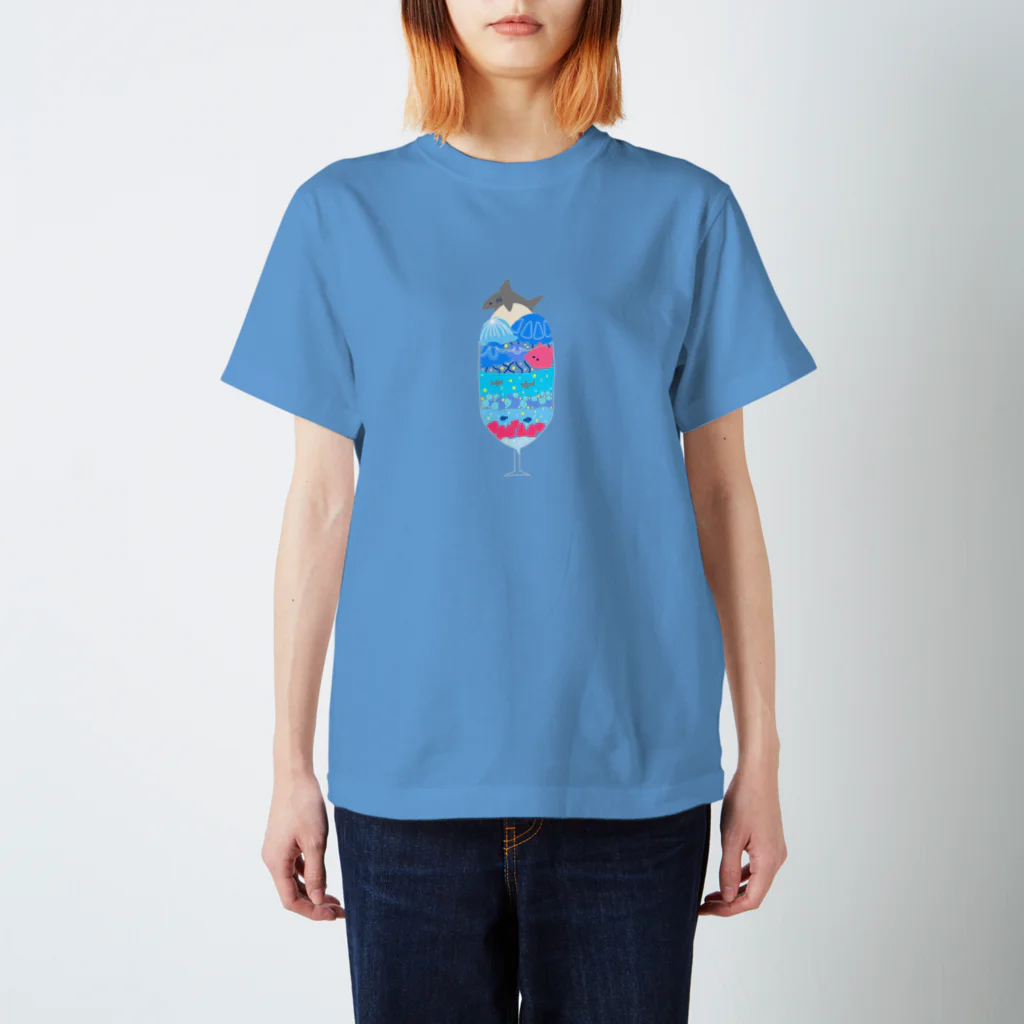 強いサメの海のパフェ スタンダードTシャツ