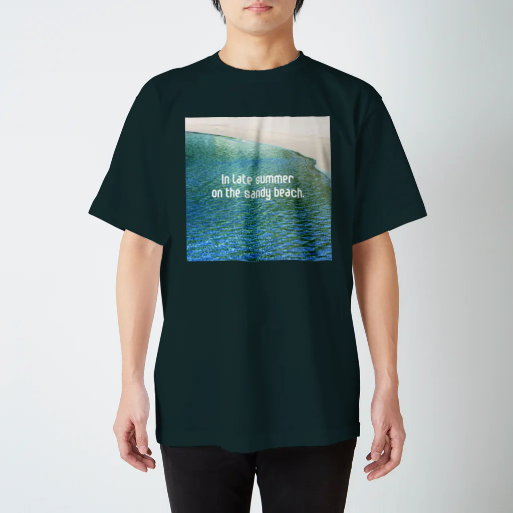 purring moreのIn late summer, on the sandy beach.  Regular Fit T-Shirt