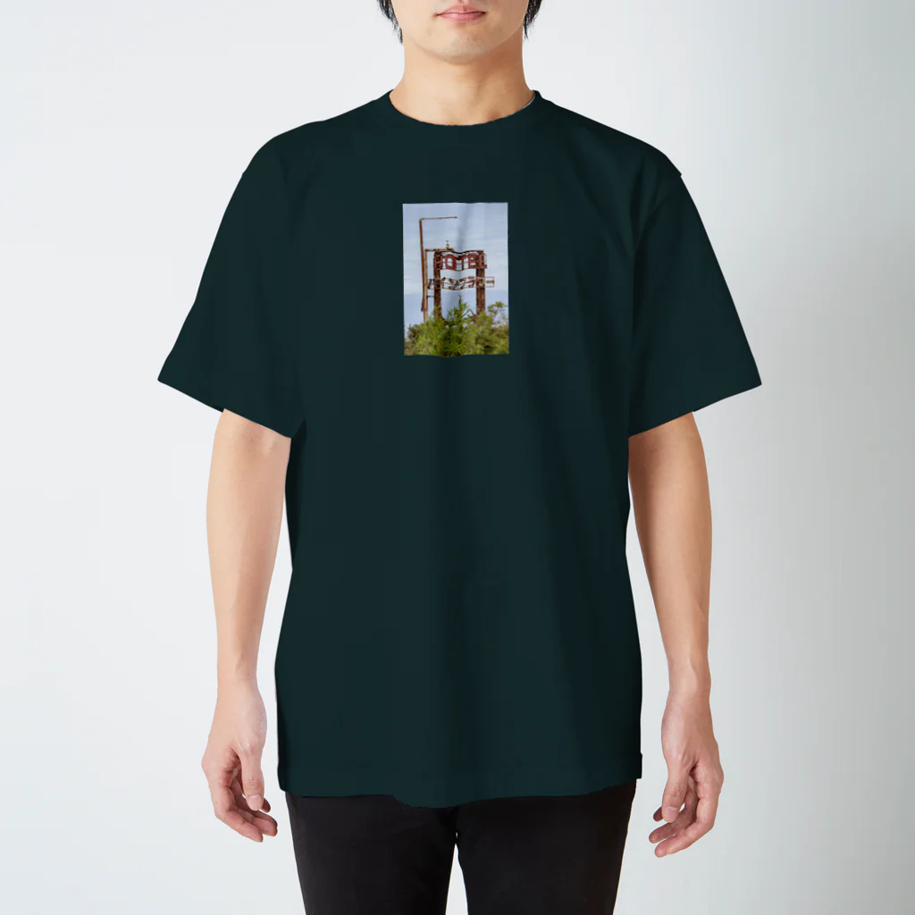 defunct hotelのラブホテル廃墟の錆びネオン Regular Fit T-Shirt