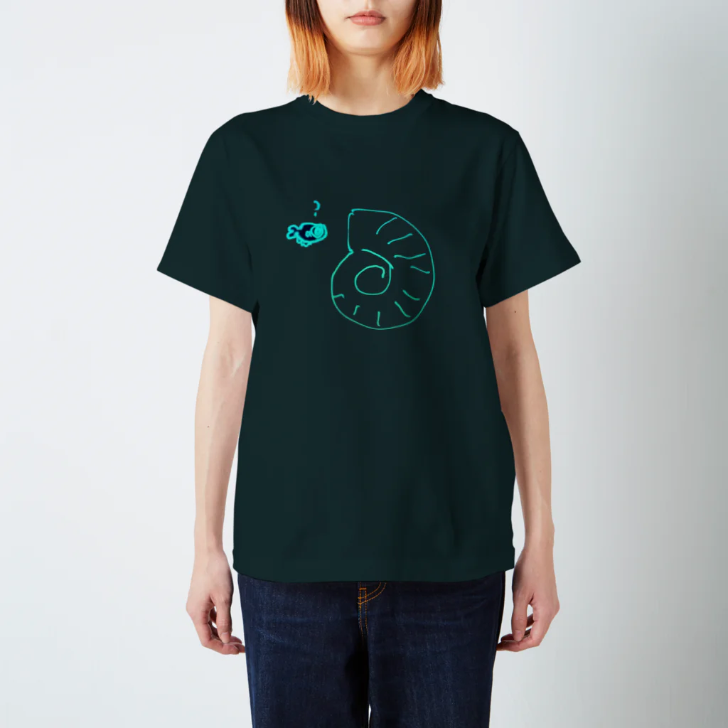 qqqqlmのアンモナイト と 魚 Regular Fit T-Shirt