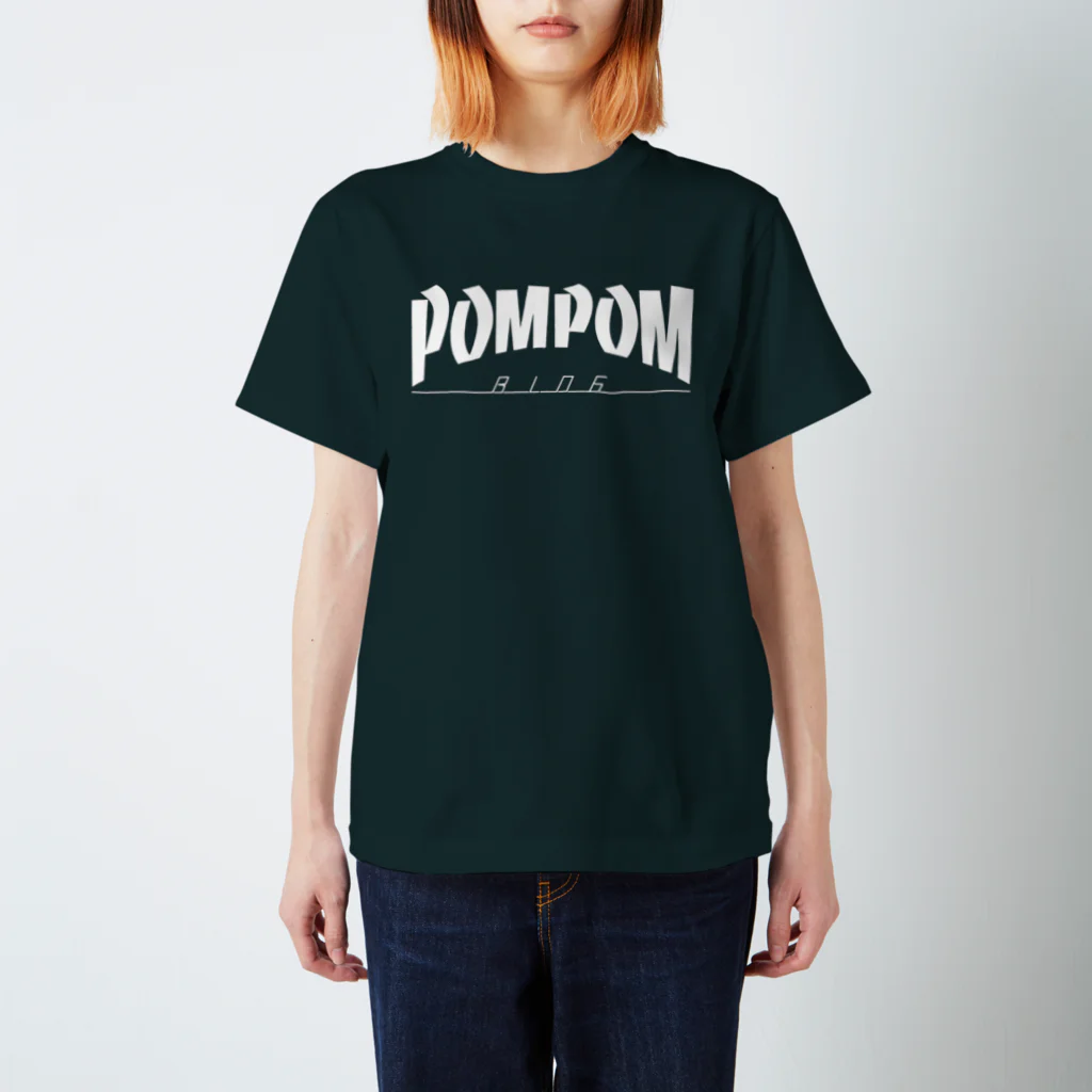 mf@PomPomBlogのThrasher Pom Pom Blog Logo（white） Regular Fit T-Shirt