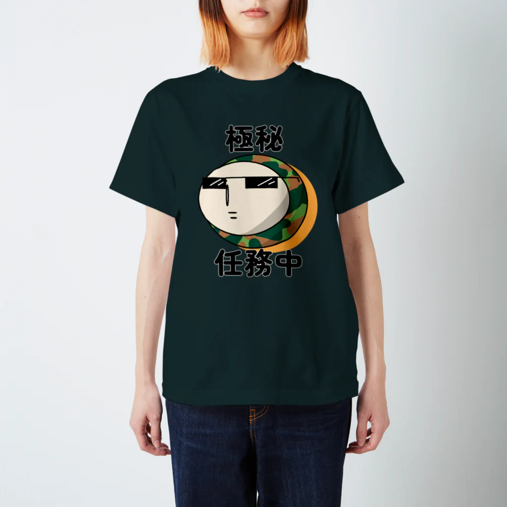 もんぴのアトリエの極秘任務中　ポーカーフェイス Regular Fit T-Shirt