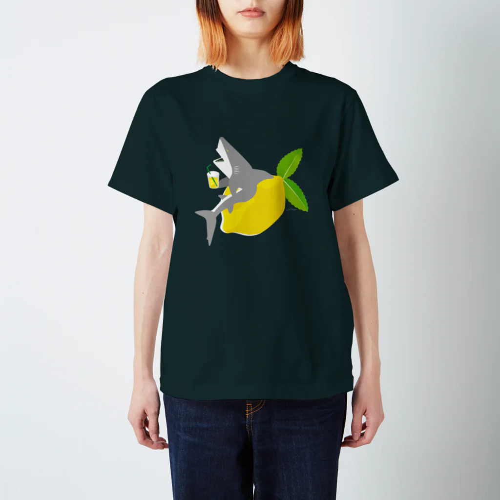 さかたようこ / サメ画家のレモネードサメ〈 濃いめの色味をお選びください 〉 Regular Fit T-Shirt