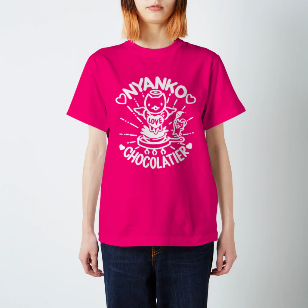 nya-mew（ニャーミュー）のにゃんこショコラティエ_ホワイト Regular Fit T-Shirt