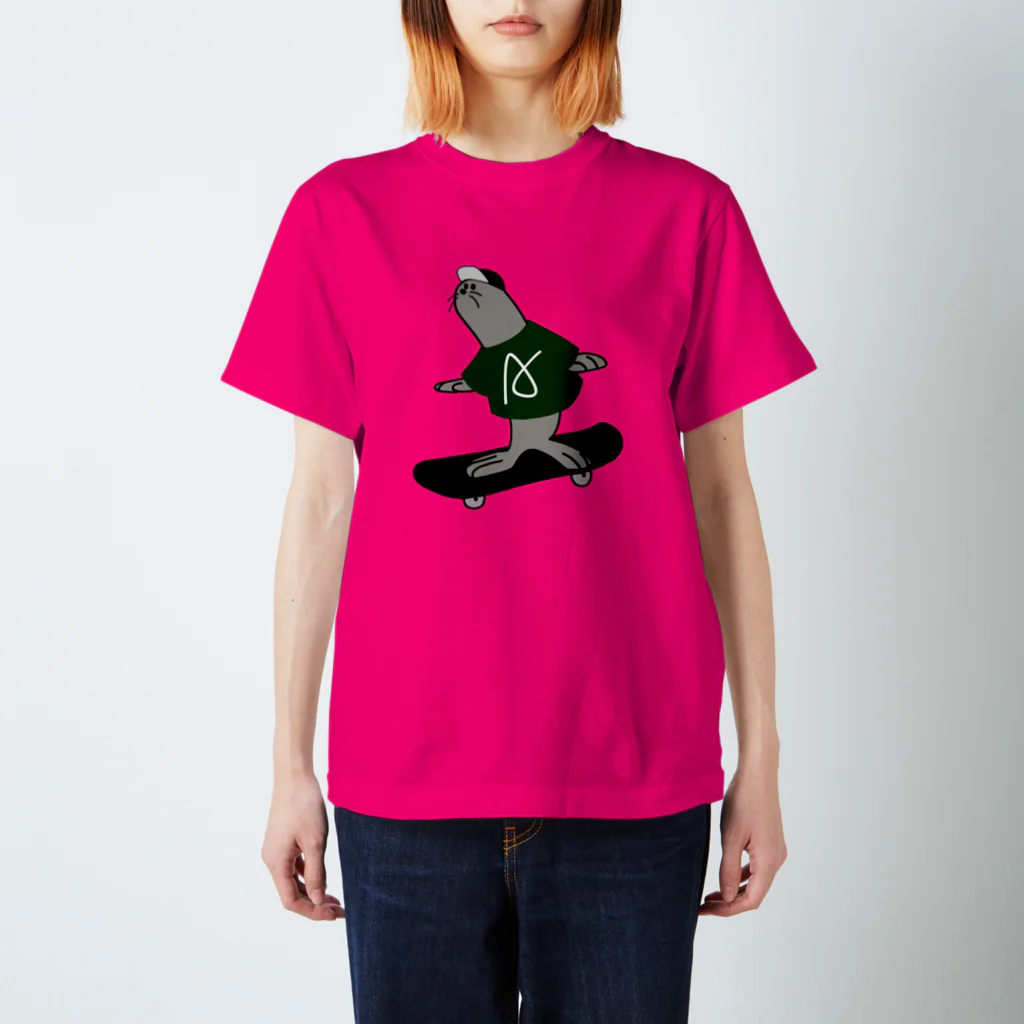 しゅにんたのsk8erアシカ先生 Regular Fit T-Shirt