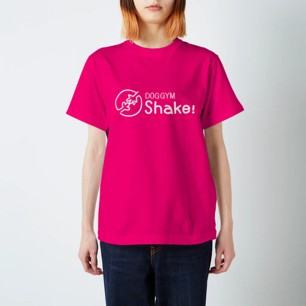 nowhitonの【DOGGYM Shake!】シンプルロゴ（白） Regular Fit T-Shirt