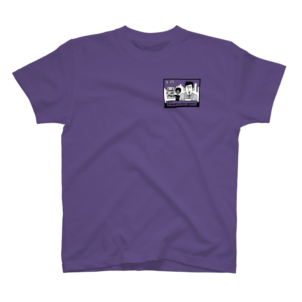 りおたのニュースの後ろに不審者が…！(無色 Regular Fit T-Shirt