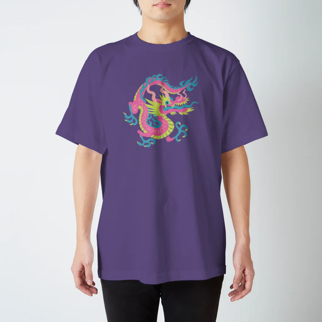 メイドイン極楽スズリ店の龍チャイナピンク Regular Fit T-Shirt