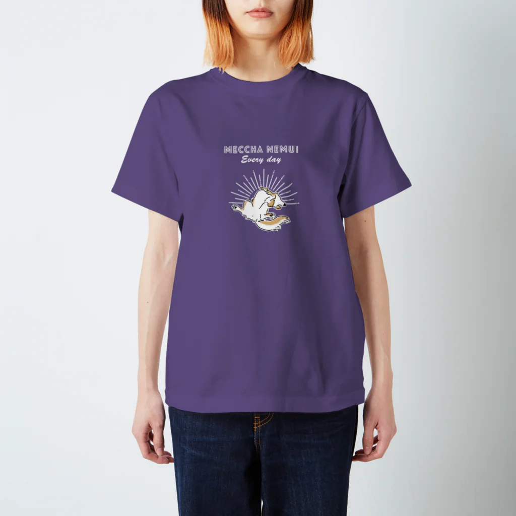 屋台 urukaのMECCHA NEMUI いぬ Regular Fit T-Shirt