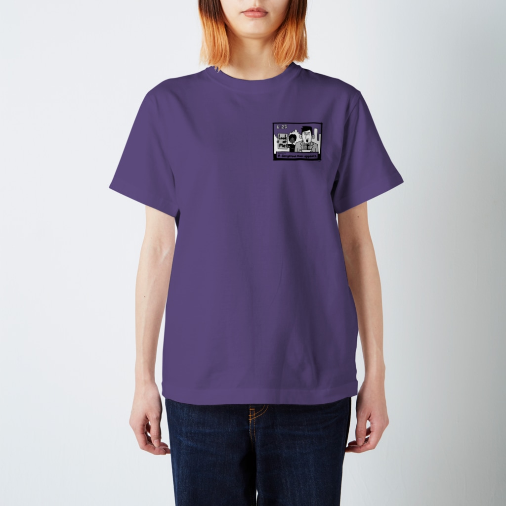 りおたのニュースの後ろに不審者が…！(無色 Regular Fit T-Shirt