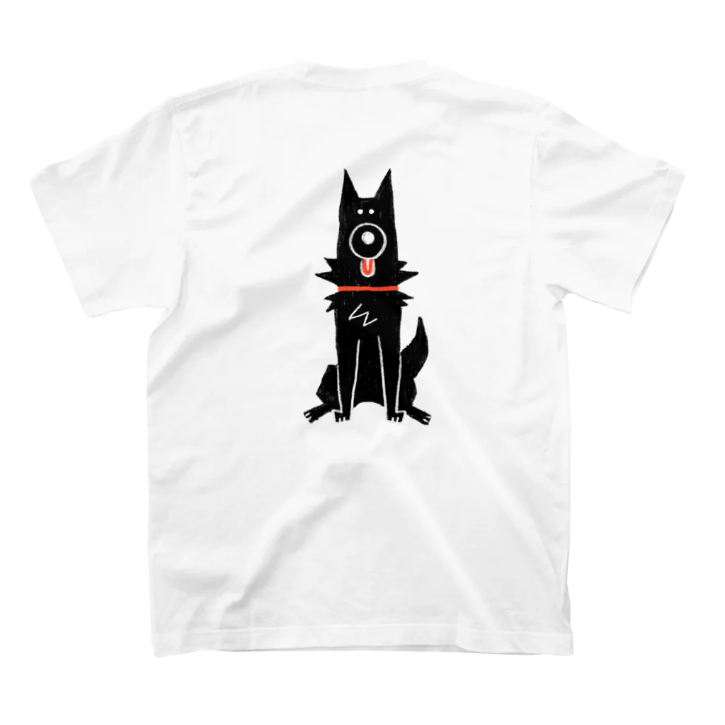 アガタチホのお店の黒い犬 Regular Fit T-Shirtの裏面