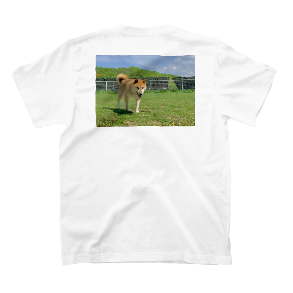 柴犬と柴犬の初夏の柴犬(両面) Regular Fit T-Shirtの裏面