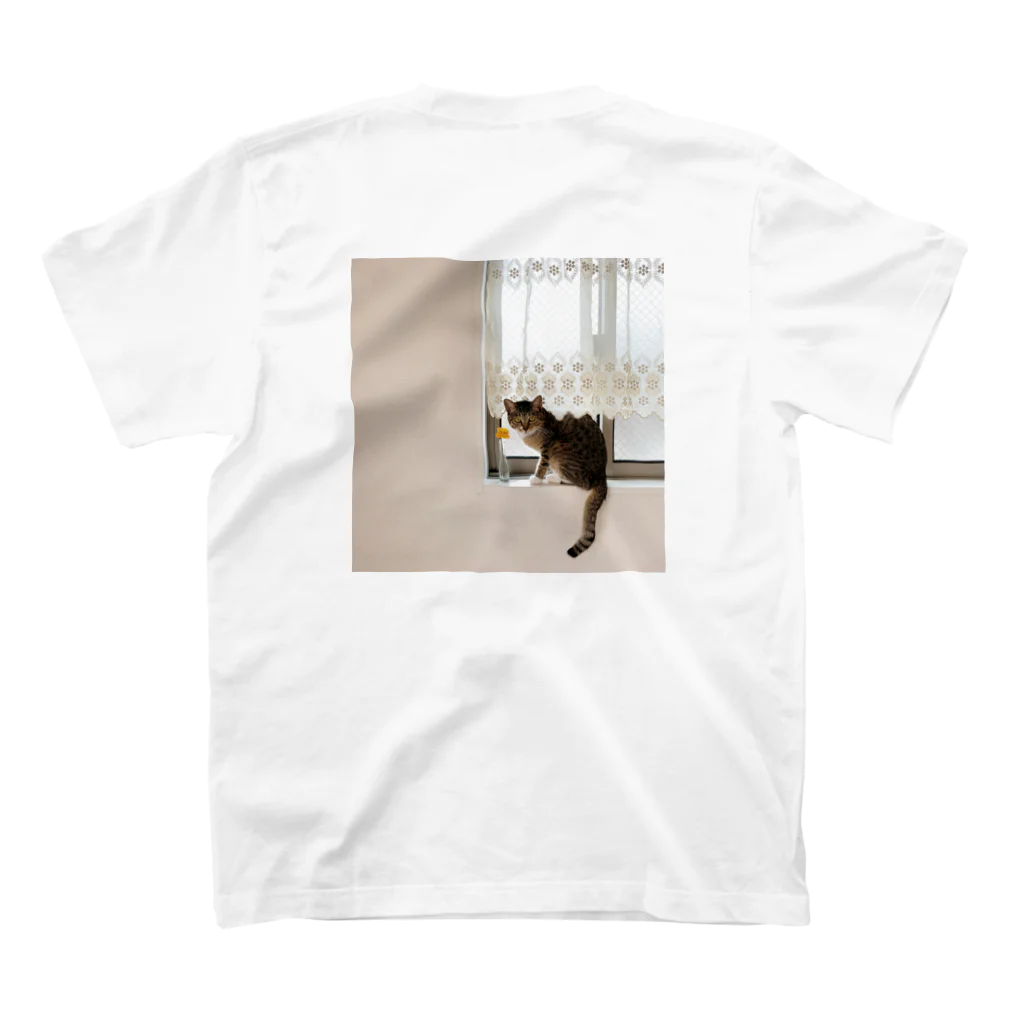 うちの猫もなかのうちの猫「春の窓辺編」 Regular Fit T-Shirtの裏面