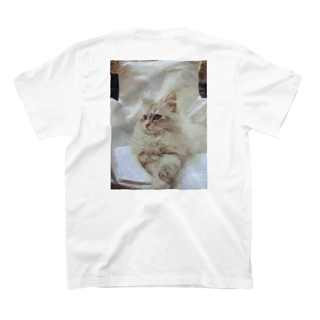 Maarjaara_Maarjaaraの白い猫と白い椅子 Regular Fit T-Shirtの裏面