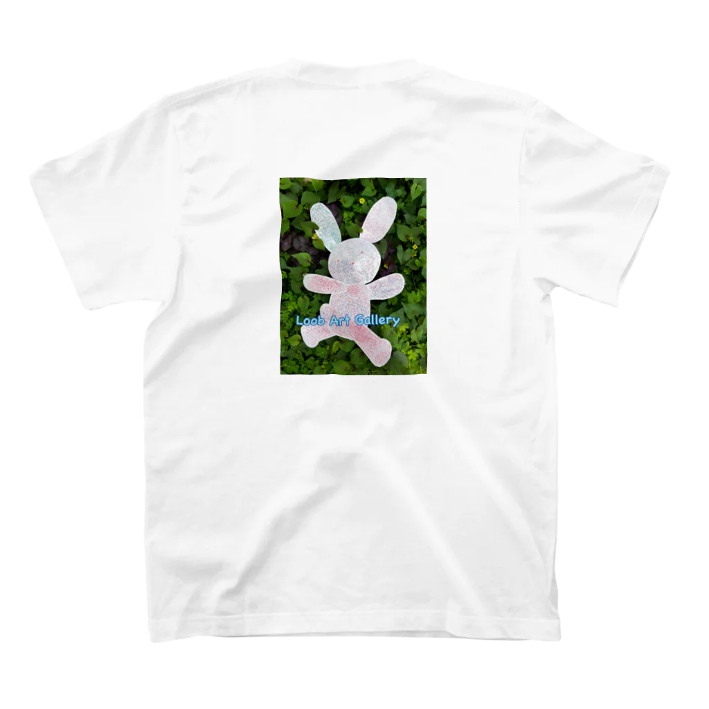 Loob Art Galleryのお喋りなうさぎ君 Regular Fit T-Shirtの裏面