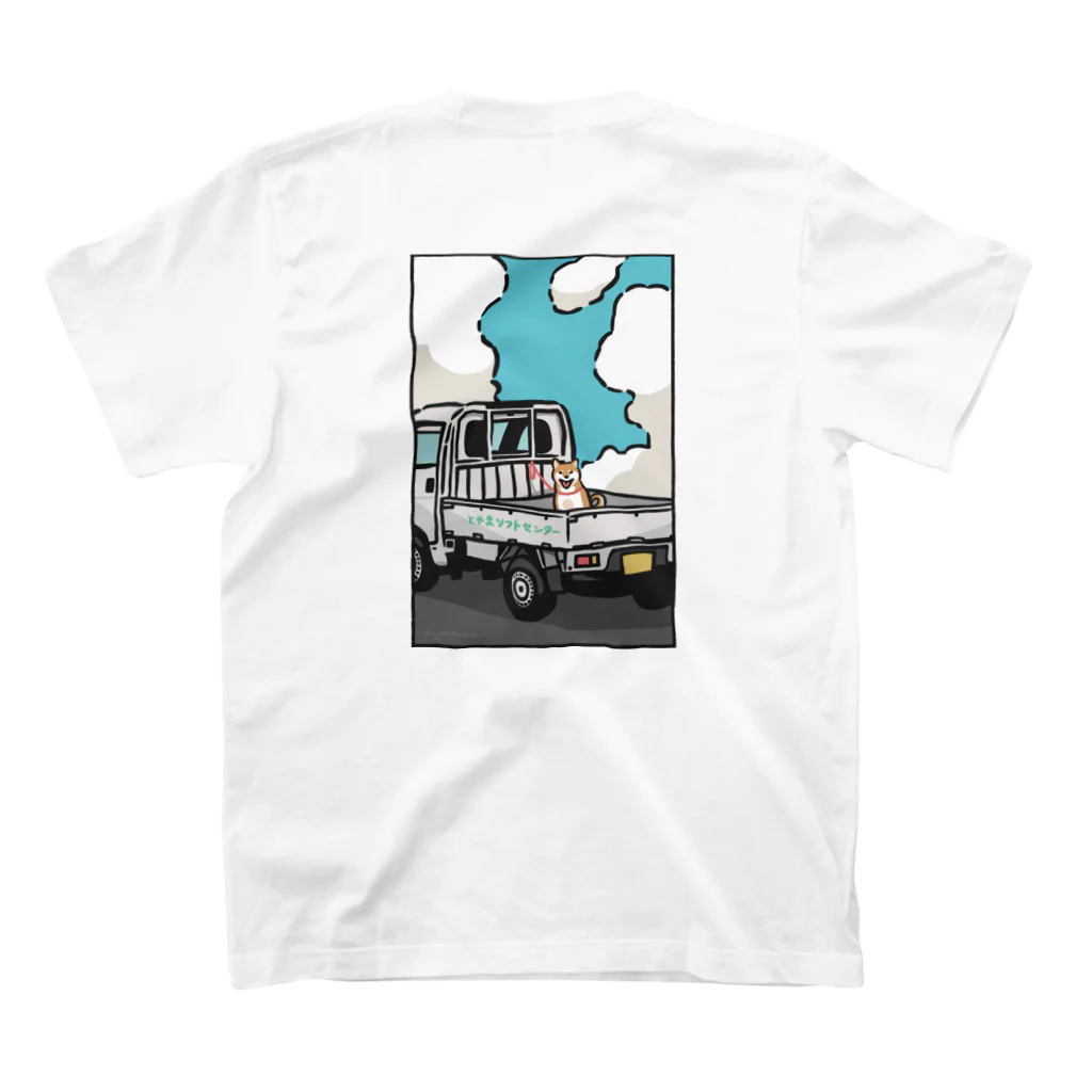 とやまソフトセンターの柴と軽トラ（前後レトロポップ①）by kayaman Regular Fit T-Shirtの裏面