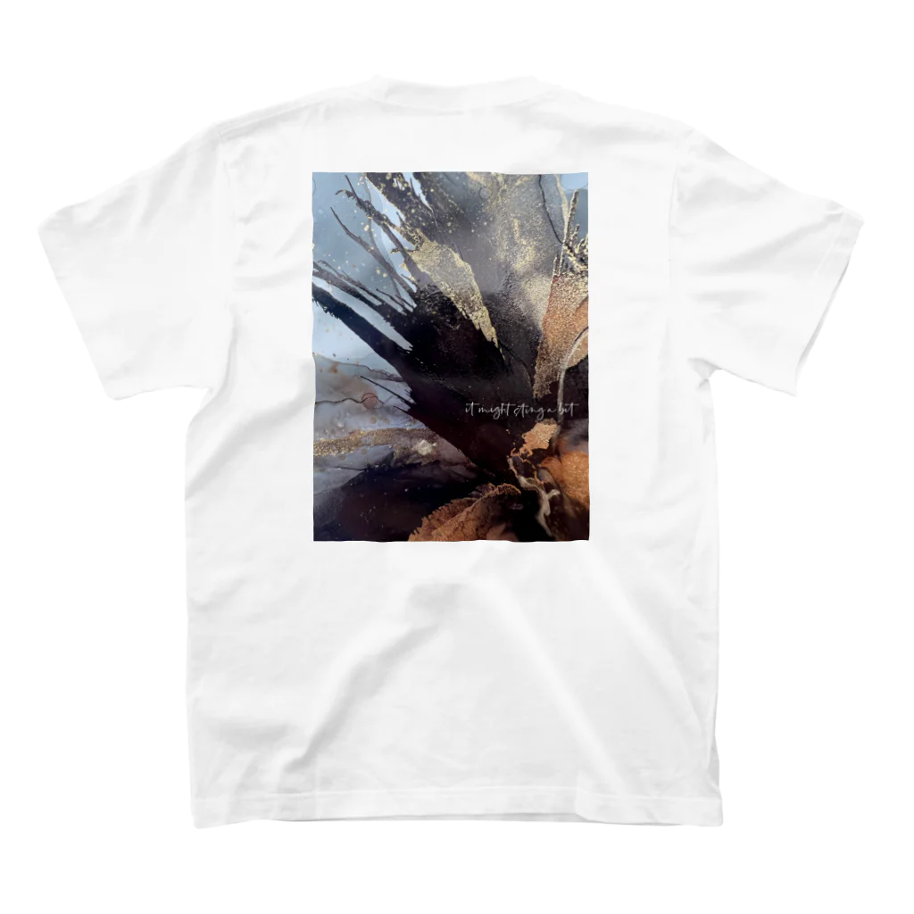 Peppermint | MikaのBlack stings Regular Fit T-Shirtの裏面
