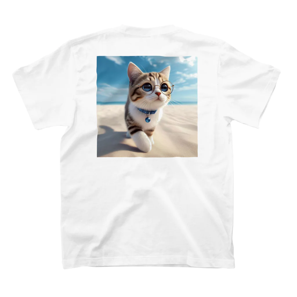 猫と紡ぐ物語の南国の海辺を歩く勇ましさに胸キュン猫 Regular Fit T-Shirtの裏面