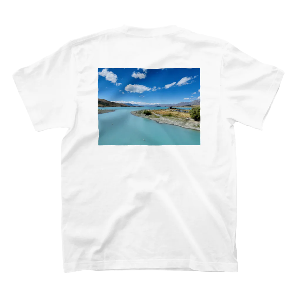 Travel_NewZealand のニュージーランド　羊飼いの教会が望むテカポ湖 Regular Fit T-Shirtの裏面