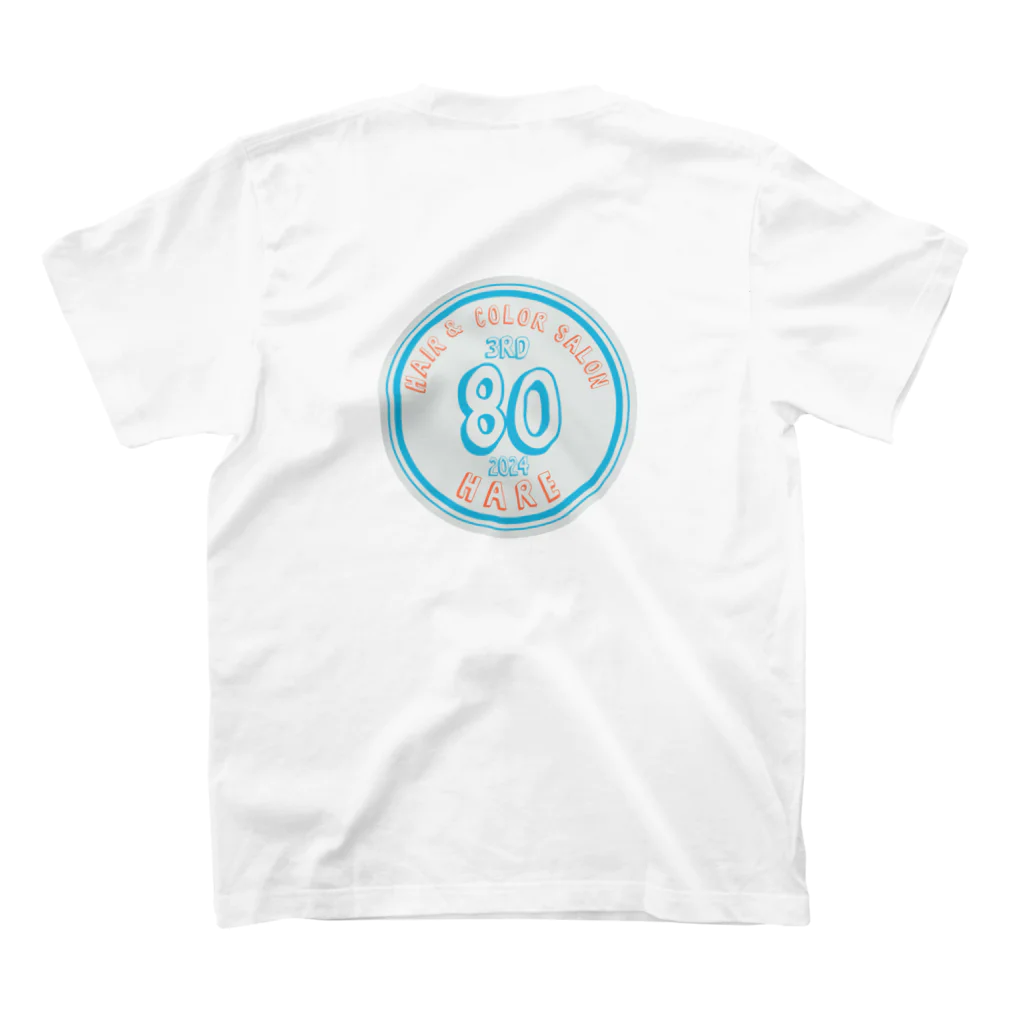 HAIR & COLOR SALON 80【HARE】の80マスコットキャラ Regular Fit T-Shirtの裏面